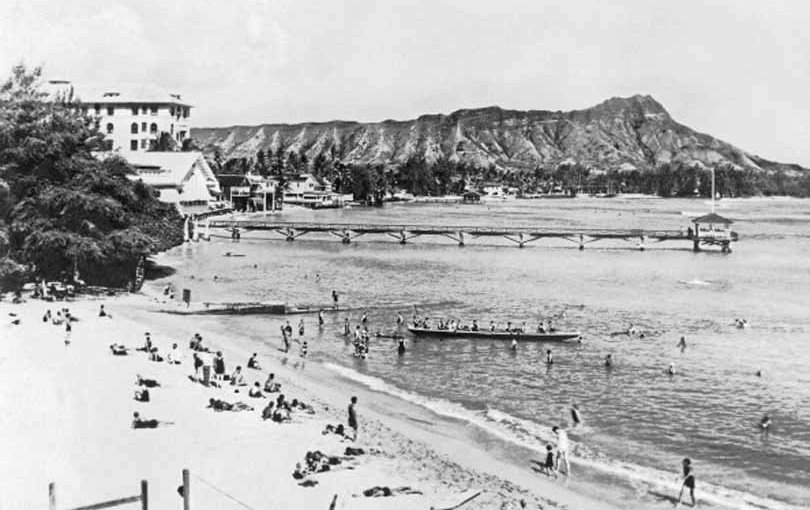 Hallada una foto en Hawái, de más de cien años: ¿del primer surfer&nbsp;europeo?