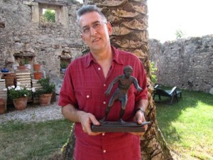 Zalo Campa con el trofeo de campeón de España Junior, ganado en 1971.