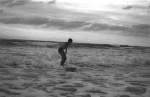 Félix Cueto en Salinas, 1963. Hasta la momento se trata de la primera foto en España que registra un surfista en acción. Foto: archivo familia Cueto.