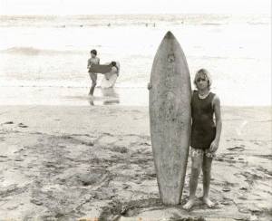 Masito en La Cícer, en sus comienzos. Detrás en la orilla, Octavio Suárez, el polaco. Eran los comienzos de un tiempo que se tornarían gloriosos en la competición española de surf. Foto: Cortesía Máximo Sosa.