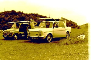 Juan Giribet entre el parque automobilistico de la época y las tablas en la baca. Otoño de 1965, Islares (Cantabria).