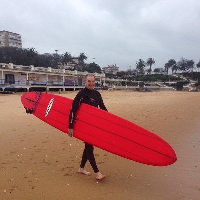 Jesús Fiochi hoy mismo (23.3.2015) entrando en el Sardinero 50 años después de su hazaña. Foto: Escuela de Surf Sardinero