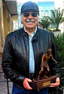 Amador Rodríguez con el trofeo de otorgado por la SNS de campeón de la zona asturiana (1972).