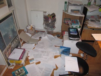 ¡Patas arriba, esto es un atraco! Ponte a revisar todo el libro. Fase final de corrección. Uno acaba hasta los papeles.