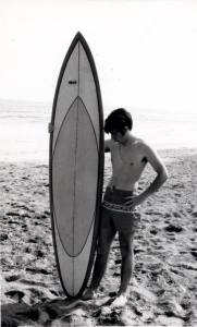 Javier, con la tabla fabricada por su hermano.