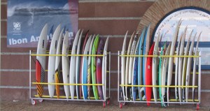 El plan va bien. Ya estamos en Zarautz. Y caminando por el paseo uno dice, mira una tienda Pukas, voy a preguntar a ver. Por cierto, se me ha olvidado decirlo. Íñigo no tiene ni idea de que existo. Todo es pura improvisación. Me paso por la tienda, preguntó por él, no está, lo llaman a su casa, habló con él, “quién será el pesao este”, lo leo en su voz. Pero como he venido de “tó lejos”, lo saco del sofá, se coge la bici y...