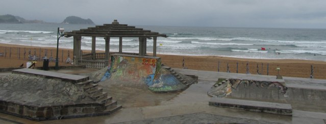 ...mientras llega, me da tiempo a ver desde fuera el restaurante de Arguiñano y mirar la playa lluviosa desde el paseo. Me quedo mirando y me digo en plural: “Aquí se celebraron los primeros campeonatos de la historia del surf en España”. Aquellos legendarios que organizaba Nito Biescas, y que tantos buenos recuerdos traen a los que participaron, por el gran ambiente que se formaba, más bien como congreso, que como campeonato, lo importante era reunirse, conocerse, celebrar el surf, sin más. El todo”.