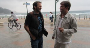 ... y míralo, en un pis pas aparece Íñigo con la bici. ¿Qué tal? ¿Qué tal? Al verme se dice así mismo, “bien, menos mal, no parece tan friki”, se lo leo en sus ojos. Hablemos de historia. Le pregunto cosas, le enseño fotos antiguas, me cuenta una pechá de cosas. Las apunto. Gracias Íñigo.