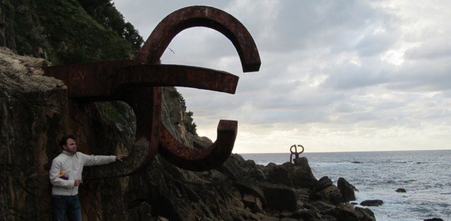 Y ya, uno se va al hotel y se baja al acantilado a despedirse: “Un hombre, cualquier hombre, vale más que una bandera, cualquier bandera”. Frase de Eduardo Chillida que se te viene a la mente con los ojos puestos en la mar océana.