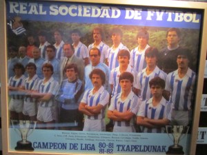 He aquí los pecadores, mis amigos: Arconada, López Ufarte, Zamora, Satrústegui y demás a los que solía ver cada año en la Rosaleda (solo iba a ver a la Real, el resto me daba igual), y los problemas que me daban cuando marcaban. “Niño, te vamos a cortar la mano”, me decían mis paisanos malacitanos cuando yo saltaba de alegría gritando Gooooool. Mi padre amortiguaba los insultos: “Illo, dejadlo tranquilo que es un niño y no sabe lo que dice, joé”. La Real era la Real.