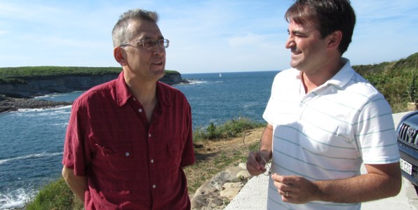 Frente a la isla de Santa Marina, una de las mejores olas de Cantabria, rodeados de salitre. Zalo me lleva de viaje al tiempo primordial. Antes habíamos estado en la tienda X-peedin de Somo, fundada por Zalo y Laura en los 70, y que hacía poco habían traspasado, para llevar una vida más relajada en su casa de campo. Zalo y Laura desde aquella tienda dieron un impulso fundamental al surf, la organización de campeonatos, construcción de tablas y un largo etcétera que todos en la región saben de sobra.   