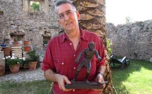 Zalo Campa con el trofeo de Campeón de España junior, ganado en 1971.