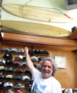 Carlos Beraza (junto a Merodio) fueron de los primeros shapers de España, hicieron y comercializaron tablas en un tiempo cuando no había tiendas de surf en todo el país. Por entonces, el problema fundamental de la expansión del surf era la carestía de tablas. Todo un reto de imaginación y pericia el fabricarlas con la precariedad de materiales de calidad. He aquí a Beraza mostrando algunas reliquias de los comienzos. Todas los jueves podéis escuchar su predicción del mar en el programa de radio dirigido y presentado por Roberto Flores, Hemisferio Surf, a través de internet. 