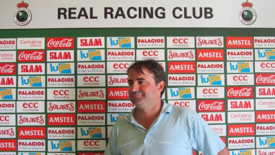 Nos metemos en las oficinas del Rácing. Llamamos a una puerta:“Hola, soy tal que cual, ¿sabe usted si no sé qué no se cuanto en 1964, aproximadamente?”. “Ufff, chungo, niño”, me contestan. Y siguen: “¿Tú no sabes chavalote que los archivos del Rácing hasta entonces existentes se destruyeron en una inundación en los 70 en el viejo Sardinero?”. ¡Ostrás! Si yo no había nacido, creo. Pues esto no parece tan fácil, me digo a mí mismo. Total, que no me enrollo más, si alguien quiere saber todo el largo camino hasta conseguir datar exactamente cuándo comenzó el surf en Santander , no hace falta dar una rueda de prensa, solo hay que leer. Eso, todo el mundo a leer La Historia del Surf en España, un libro que puede usted adquirir en el puesto instalado en el hall del teatro.