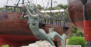 La sirena de Kanaloa. Retumban olas y caracolas. El surf ha nacido, pero en otro océano todavía desconocido y lejano.