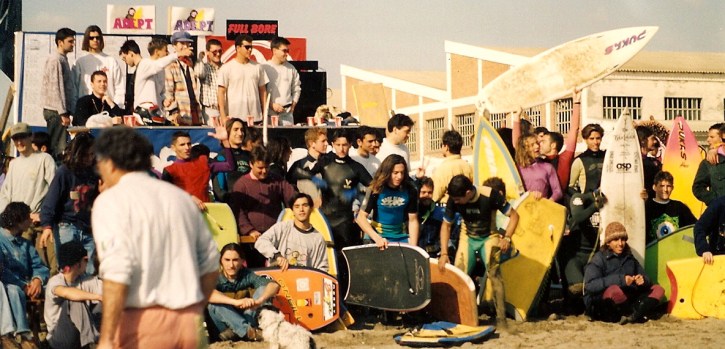 Campeonato de surf y bodyboard organizado por la tienda ADEPT en la playa de la misericordia. Enero de 1994. Cortesía: David Camacho.