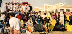 Campeonato de surf y bodyboard organizado por la tienda ADEPT en la playa de la misericordia. Enero de 1994. Cortesía: David Camacho.
