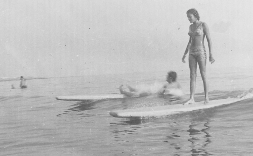 Las primeras surfers de España: historias de libertad en el&nbsp;tardofranquismo